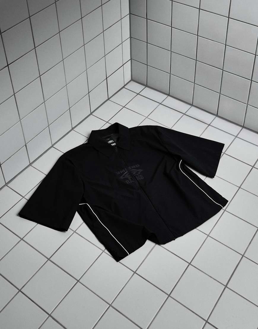 Rains x Umbro - Drill - Wasserabweisende, kurzärmlige Hemdjacke in Schwarz mit Reißverschluss von Rains