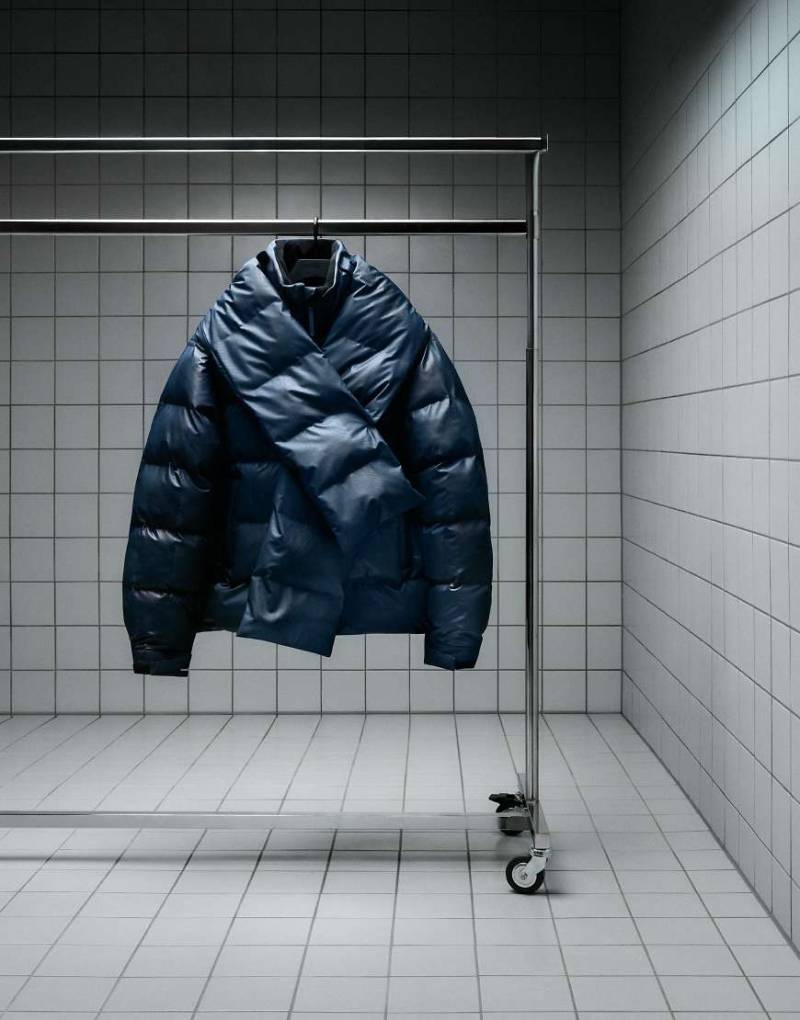 Rains x Umbro - Fan - Wasserdichte, isolierte Steppjacke in Blau von Rains