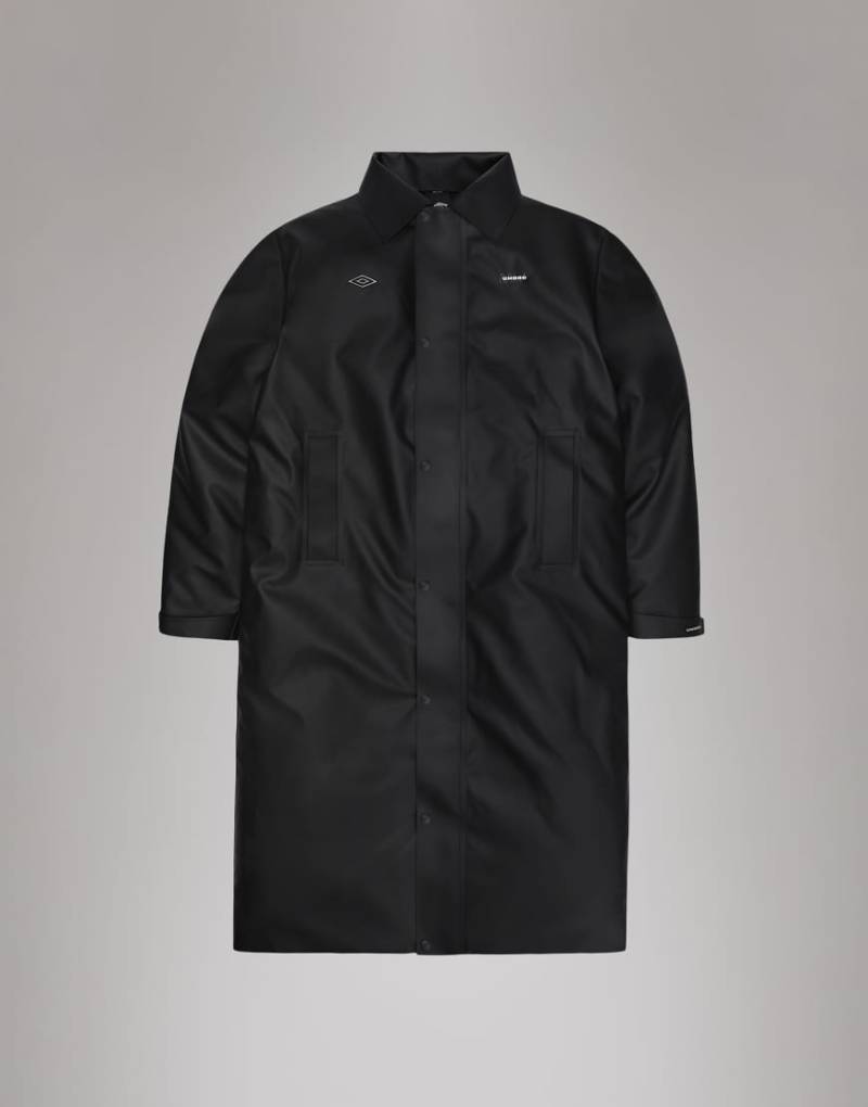 Rains x Umbro - Manager - Wasserfester Trenchcoat in Schwarz von Rains