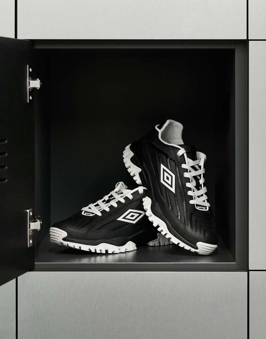 Rains x Umbro - Sneaker in Schwarz mit Logo und weißen Details von Rains