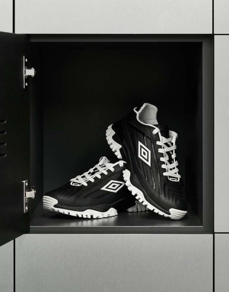 Rains x Umbro - Sneaker in Schwarz mit Logo und weißen Details von Rains