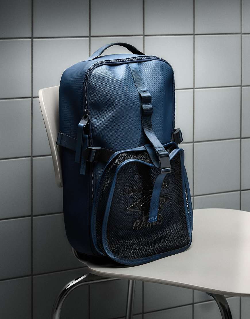 Rains x Umbro - Transfer - Wasserdichter Utility-Rucksack in Blau von Rains