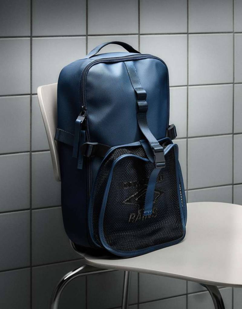 Rains x Umbro - Transfer - Wasserdichter Utility-Rucksack in Blau von Rains
