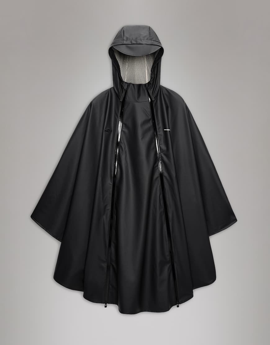 Rains x Umbro - Wasserdichte Cape-Jacke in Schwarz von Rains