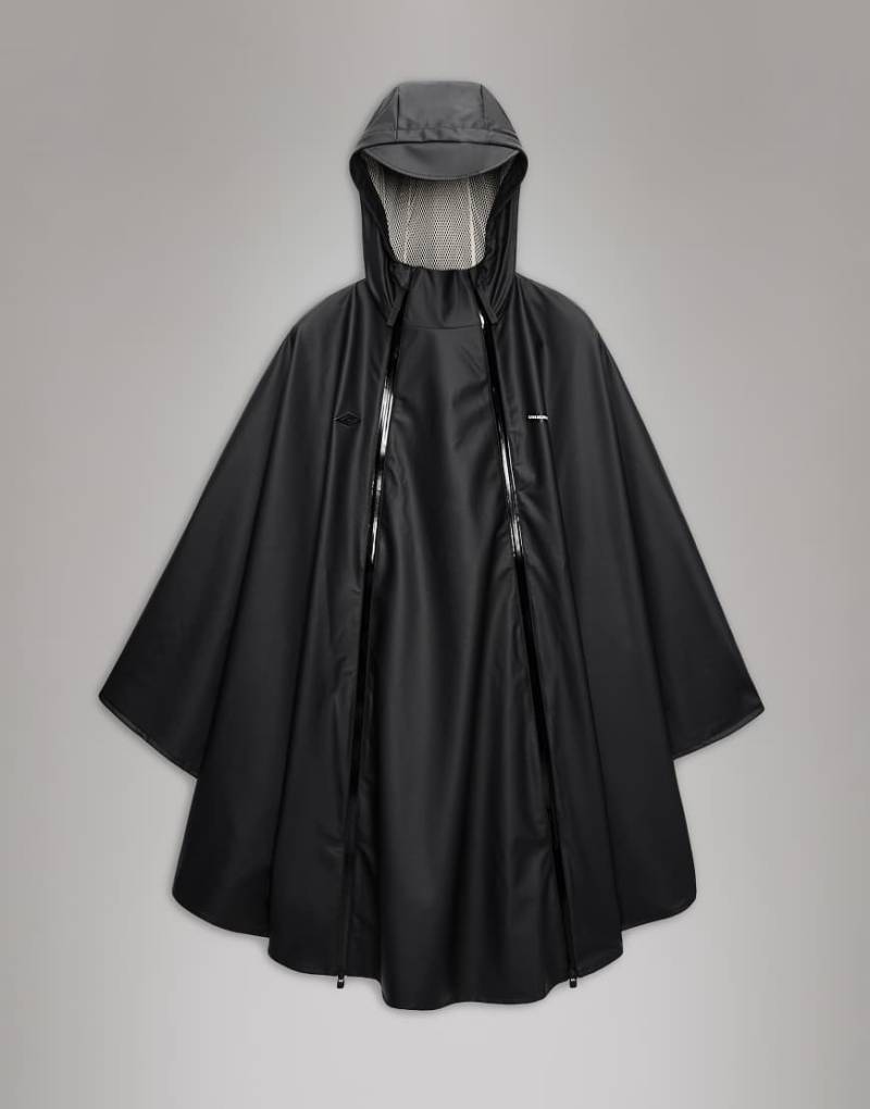 Rains x Umbro - Wasserdichte Cape-Jacke in Schwarz von Rains