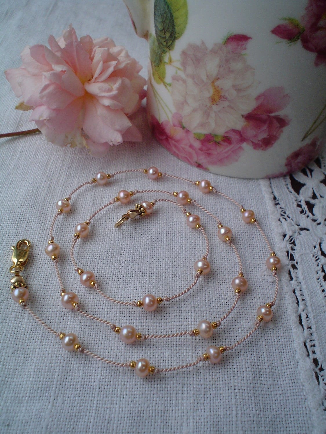 Pfirsich Süßwasser Perlen Halskette 14K Gold Gefüllte Schließe, Handgeknüpfte Seide von RaintreeBeads