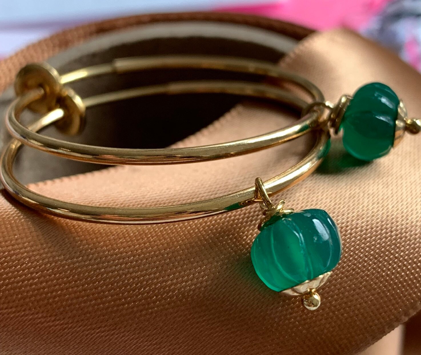 Gold Finish Clip On Hoops Mit Grün Geschnitzten Zwiebeln von RaisasTreasures