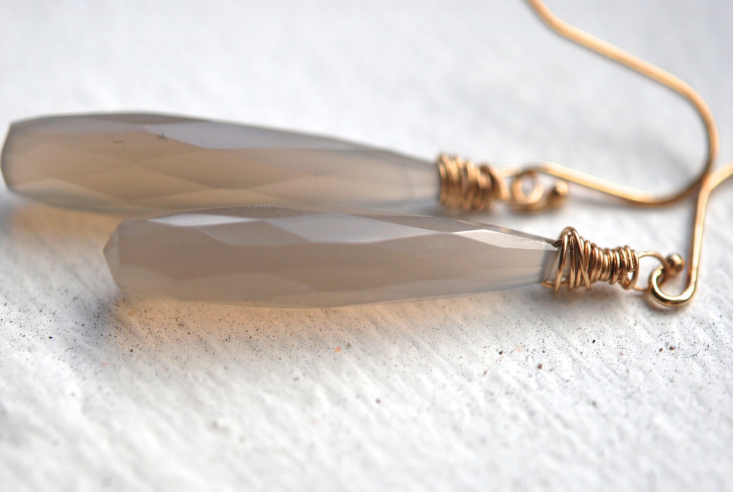 Grauer Chalcedon Tropfen Durchbohrt - 15.00 von RaisasTreasures