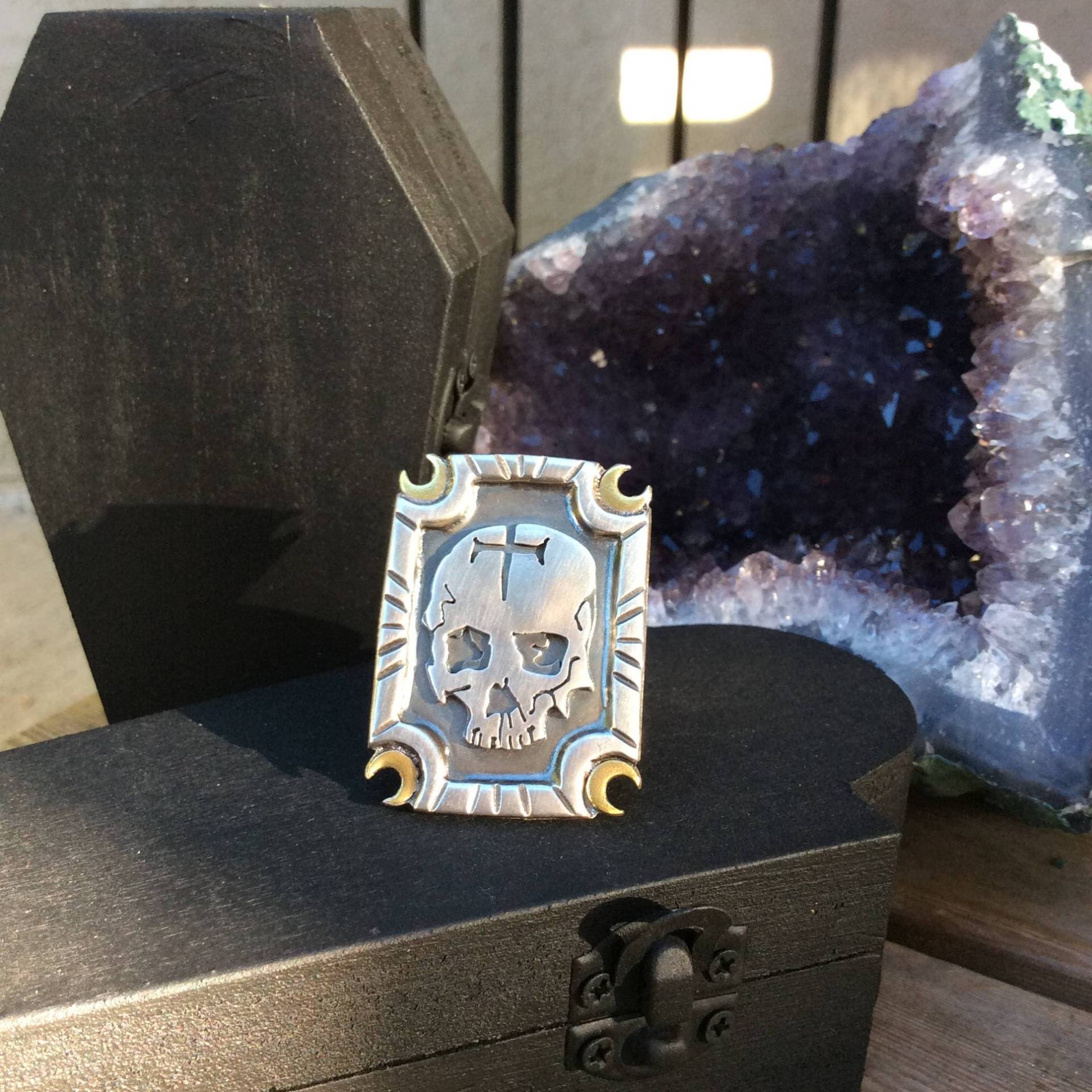 Silber Totenkopf & Halbmond Ring von RaisedByWolvesSilver