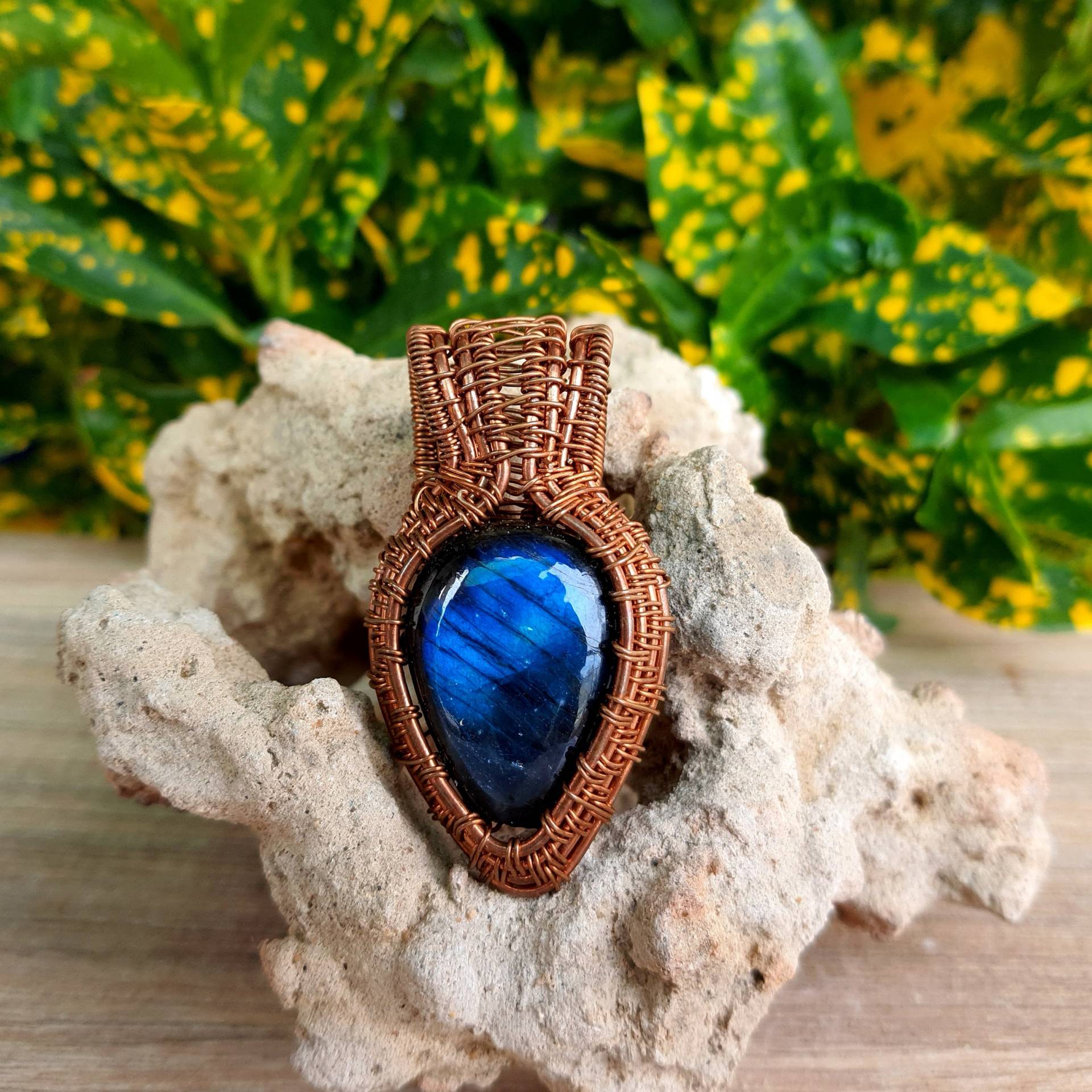 Blauer Labradorit Wire Wrapped Anhänger, Kupfer Birne Blau Cabochon, Anhänger 50x27mm 94.50 Ct von RajLaxmiGems