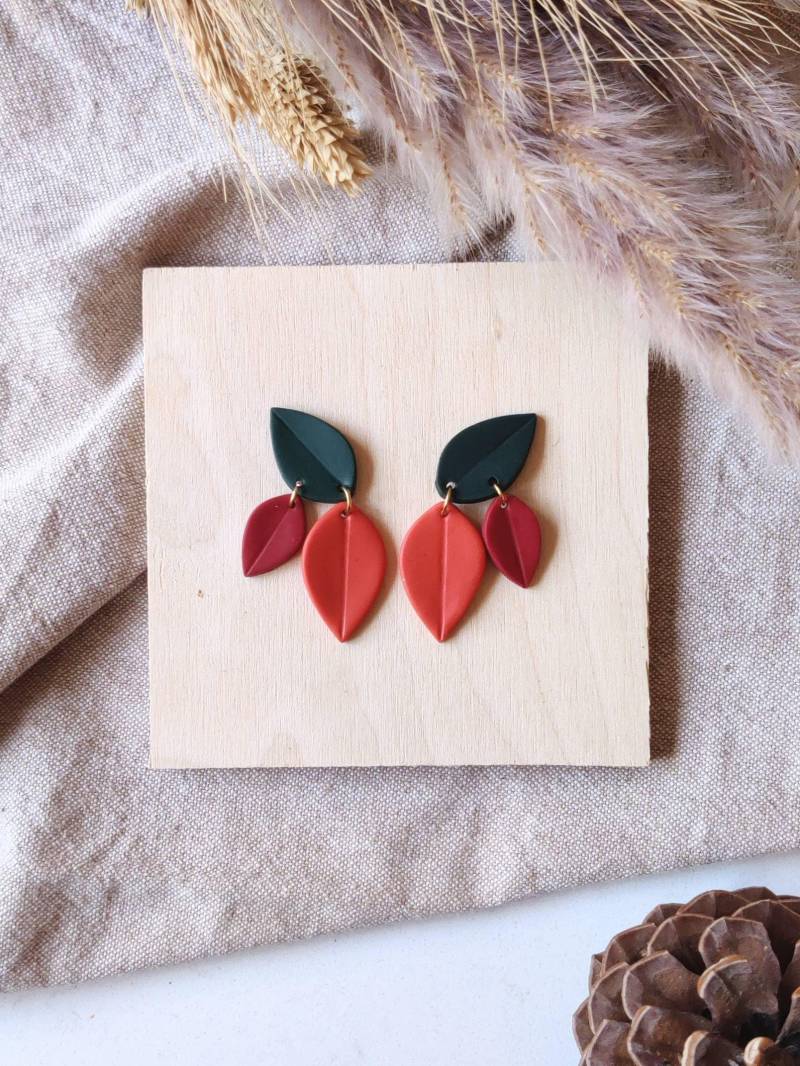 Blatt Ohrringe in Kiefer, Koralle Und Merlot Rot. Rückstecker Aus Edelstahl. Herbst Inspirierte Ohrringe. Auf Bestellung Gefertigt von Rajanto