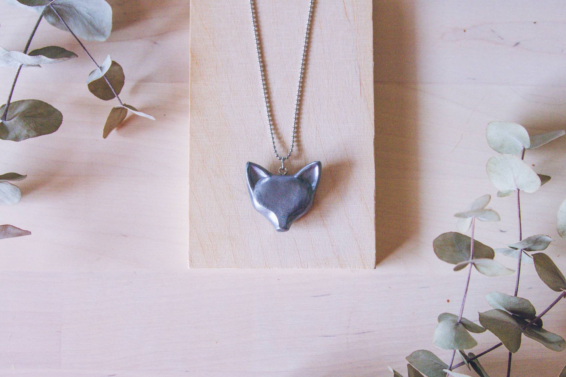 Silber Fuchs Halskette. Abstraktes Design. Fimo. Auf Bestellung von Rajanto