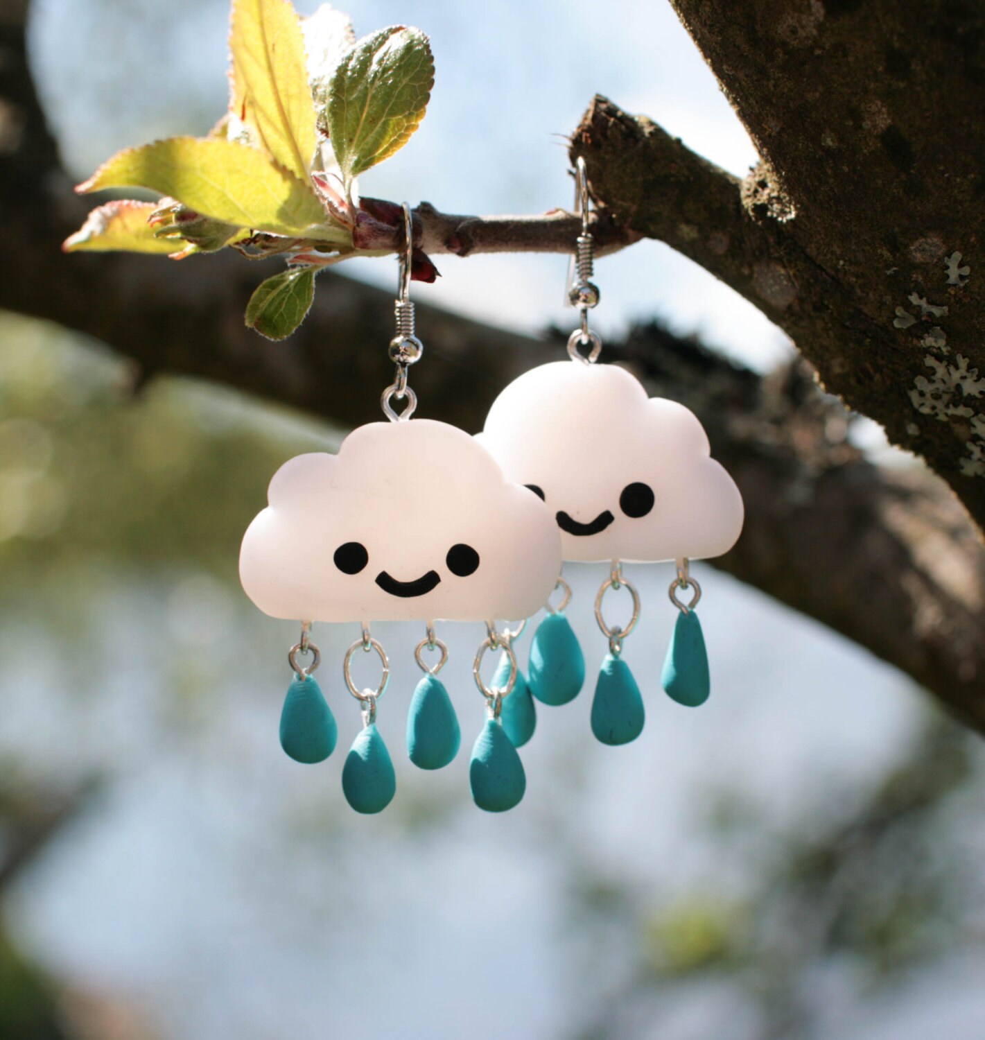 Süße Und Fröhliche Regenwolke Ohrringe. Teal Türkis Tröpfchen. Polymer Clay, Hängende Ohrringe - Made To Order Süße Und Fröhliche Regenwolke Ohrringe. Teal Türkis Tröpfchen. Polymer Clay, Hängende Ohrringe - Made To Order von Rajanto