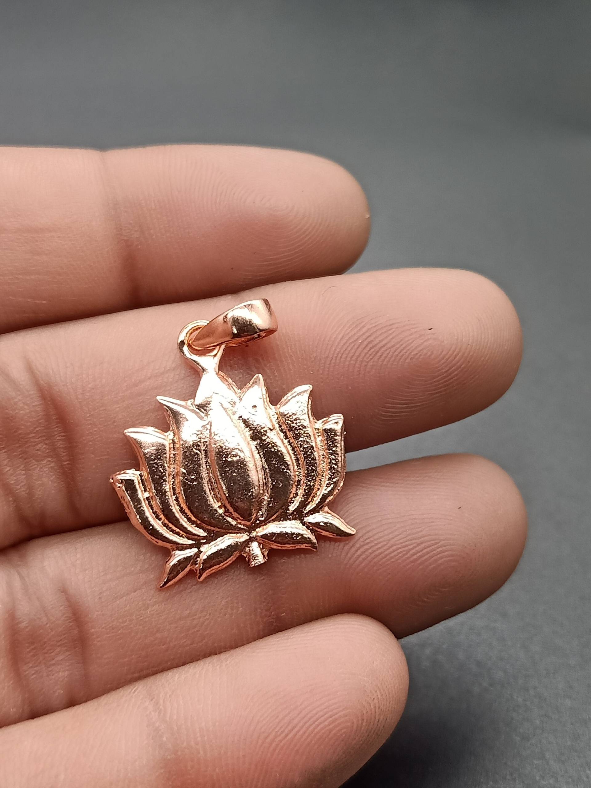 Blume Design Pendent Einzigartige Und Stilvolle Schmuck Artikel Großhandelspreis Schönes Stück Kupfer Messing Anhänger Von Rajinagemsandjewelry Blume Design Pendent Einzigartige Und Stilvolle Schmuck Artikel Großhandelspreis Schönes Stück Kupfer Messing Anhänger Von Rajinagemsandjewelry von RajinaGemsandJewelry
