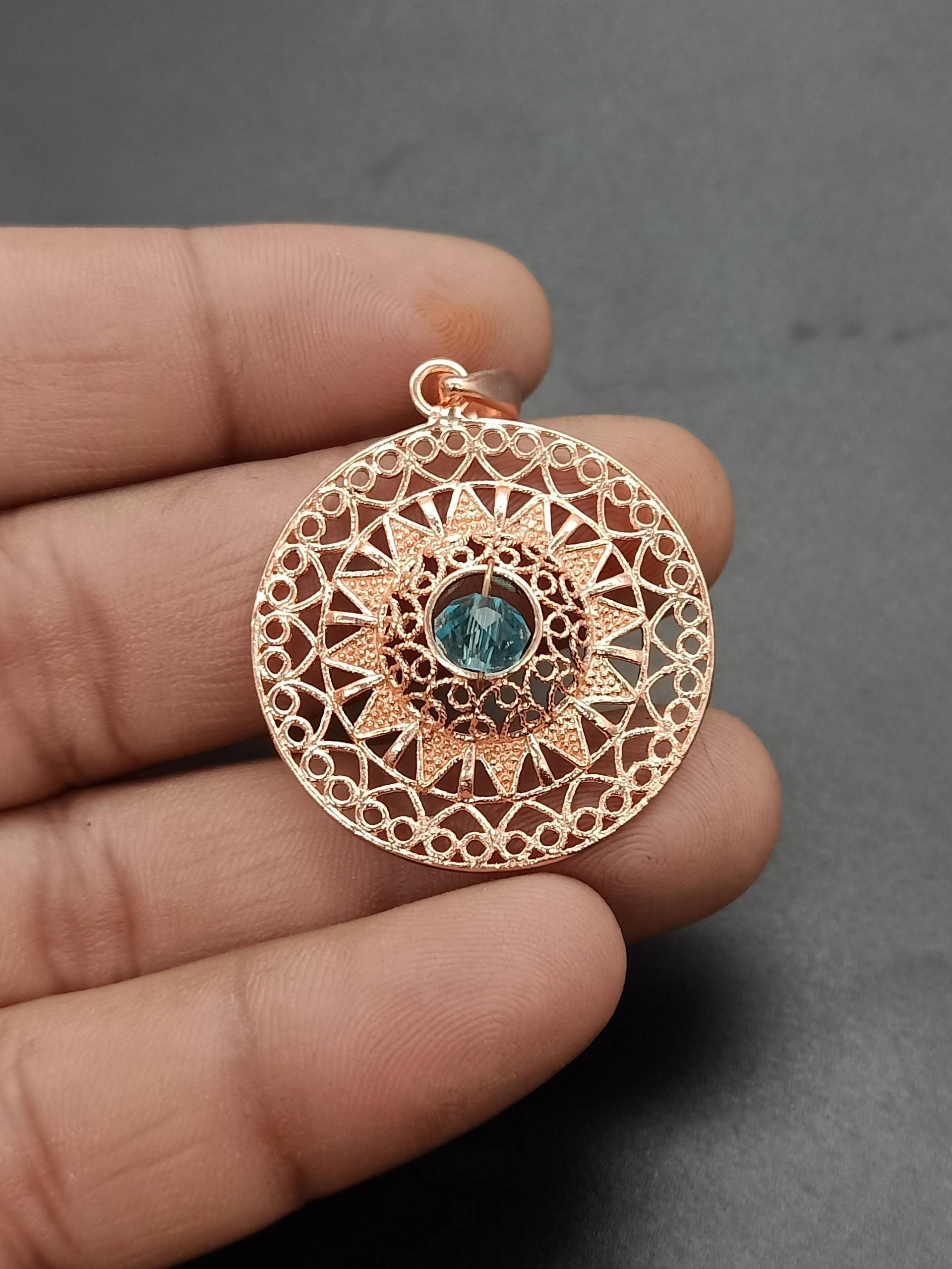 Kupfer Design Pendent Einzigartige Handgefertigte Artikel Für Geschenk Großhandelspreis Schönes Stück Von Rajinagemsandjewelry Kupfer Design Pendent Einzigartige Handgefertigte Artikel Für Geschenk Großhandelspreis Schönes Stück Von Rajinagemsandjewelry von RajinaGemsandJewelry