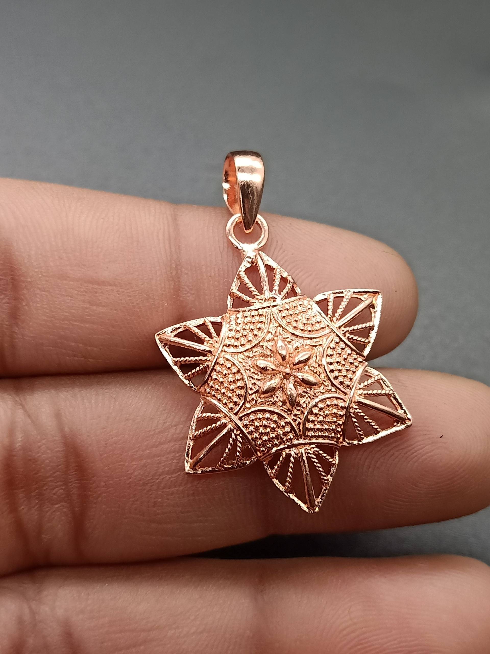 Stern-Form-Design-Kupfer-Anhänger Einzigartiger Artikel Für Geschenk, Geschenk Sie, Großhandelspreis Schönes Stück Von Rajinagemsandjewelry Stern-Form-Design-Kupfer-Anhänger Einzigartiger Artikel Für Geschenk, Geschenk Sie, Großhandelspreis Schönes Stück Von Rajinagemsandjewelry von RajinaGemsandJewelry