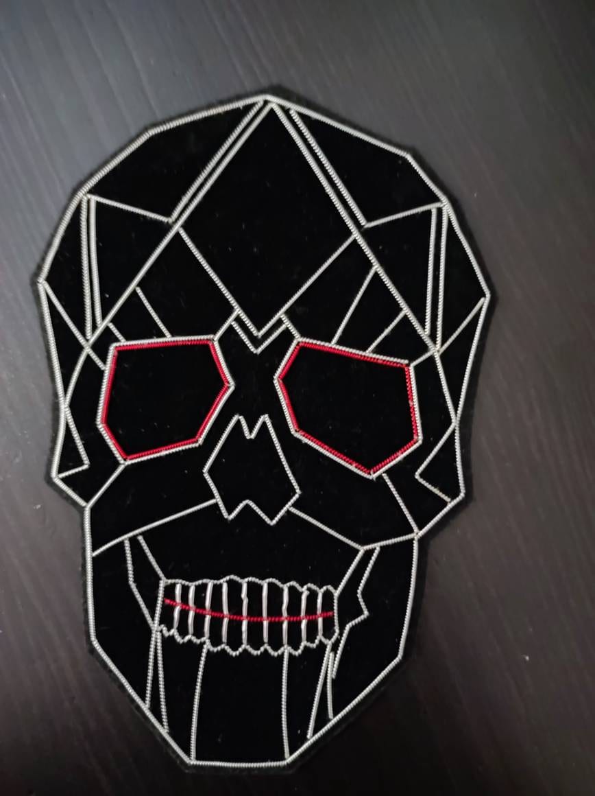 Bestickte Wandleuchte Totenkopf Rock Silber von Rajouboutik