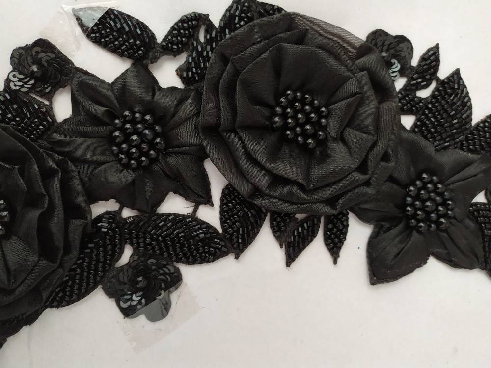 Gestickte Schwarze Blumenapplikation von Rajouboutik