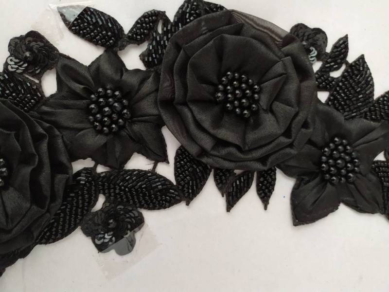 Gestickte Schwarze Blumenapplikation von Rajouboutik