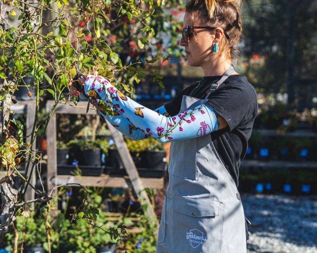 Farmer's Deense - Sleeve Monarchfalter-Gartenhandschuhe von RakeDaHoe