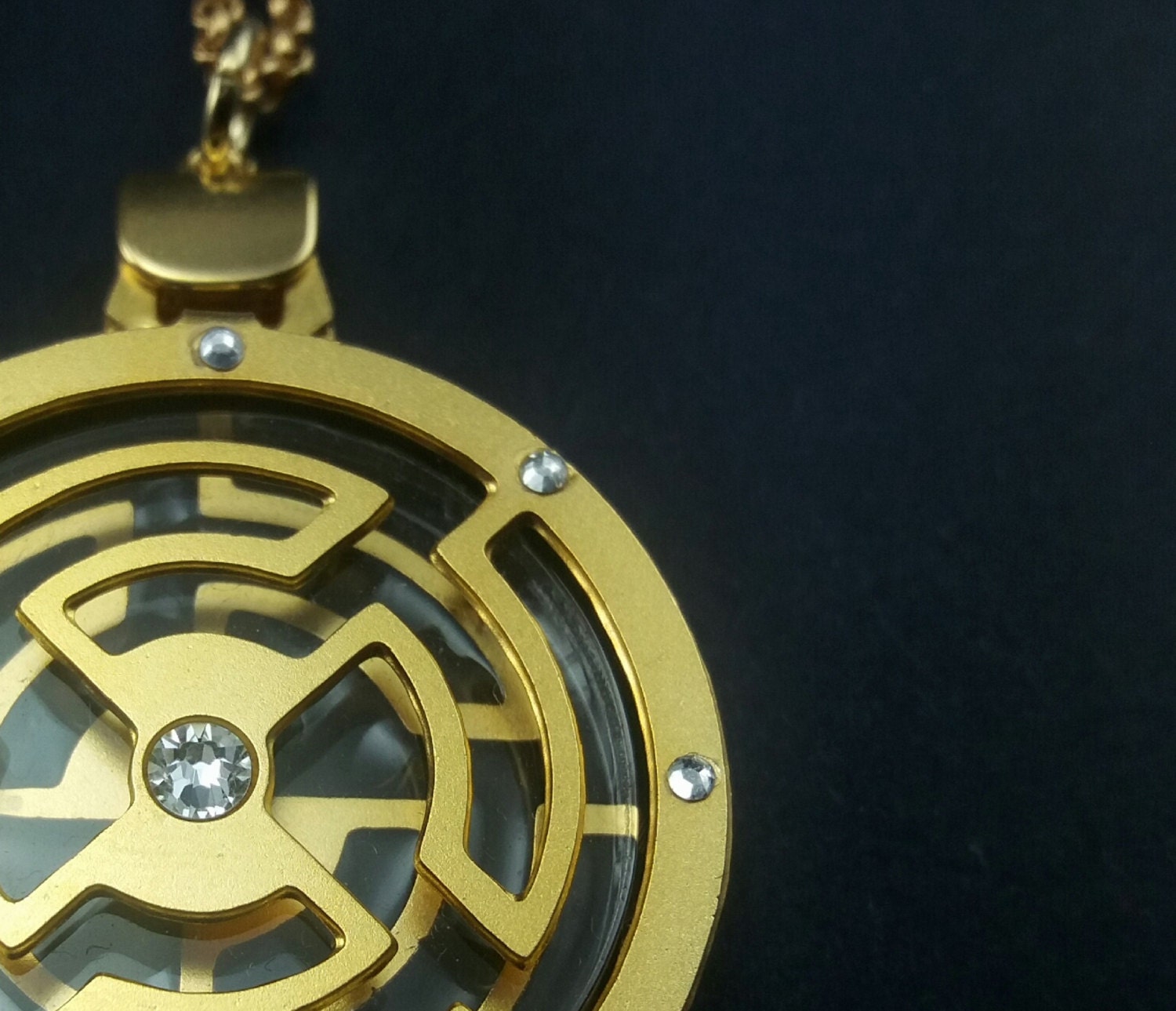 Doppelte Weißer Labyrinth-Anhänger, Gold-Anhänger, Lange Anhänger, Rund Große Erklärung Swarovski-Kristallen, Mitte Kristall Doppelte Weißer Labyrinth-Anhänger, Gold-Anhänger, Lange Anhänger, Rund Große Erklärung Swarovski-Kristallen, Mitte Kristall von RakefetMorAnalog