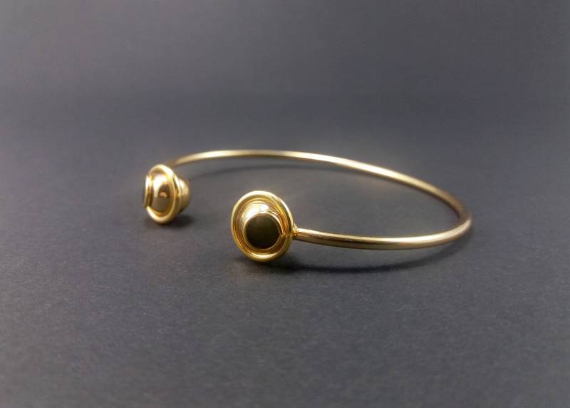 Manschettenarmband Auf Bestellung, Offener Armreif, Kugelende Armspange, Verstellbares Armband, Augenarmband, Gold Und Schwarz Manschettenarmband Auf Bestellung, Offener Armreif, Kugelende Armspange, Verstellbares Armband, Augenarmband, Gold Und Schwarz von RakefetMorAnalog