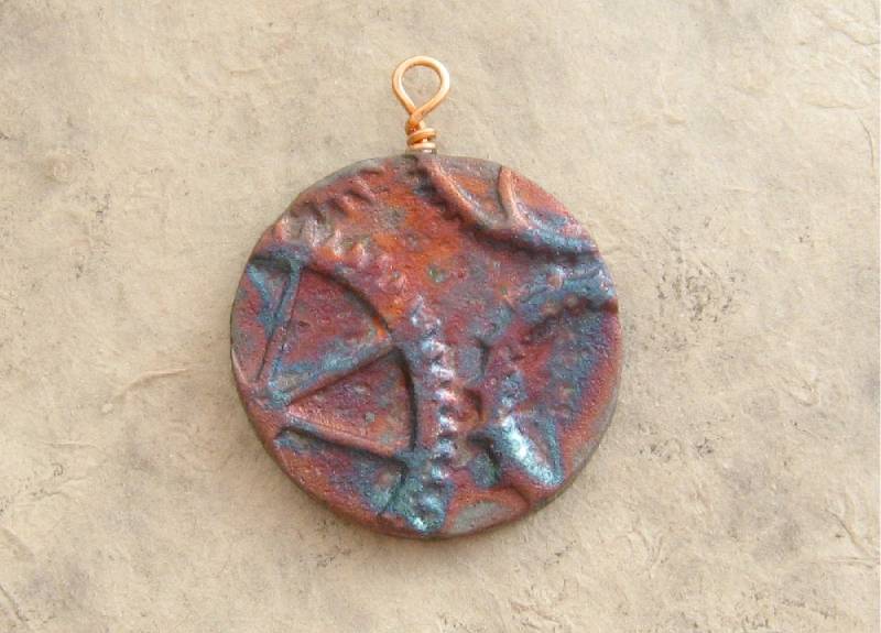 Raku-Ton-Anhänger - Matte Steampunk-Medaillon Raku-Ton-Anhänger - Matte Steampunk-Medaillon von Rakumancy