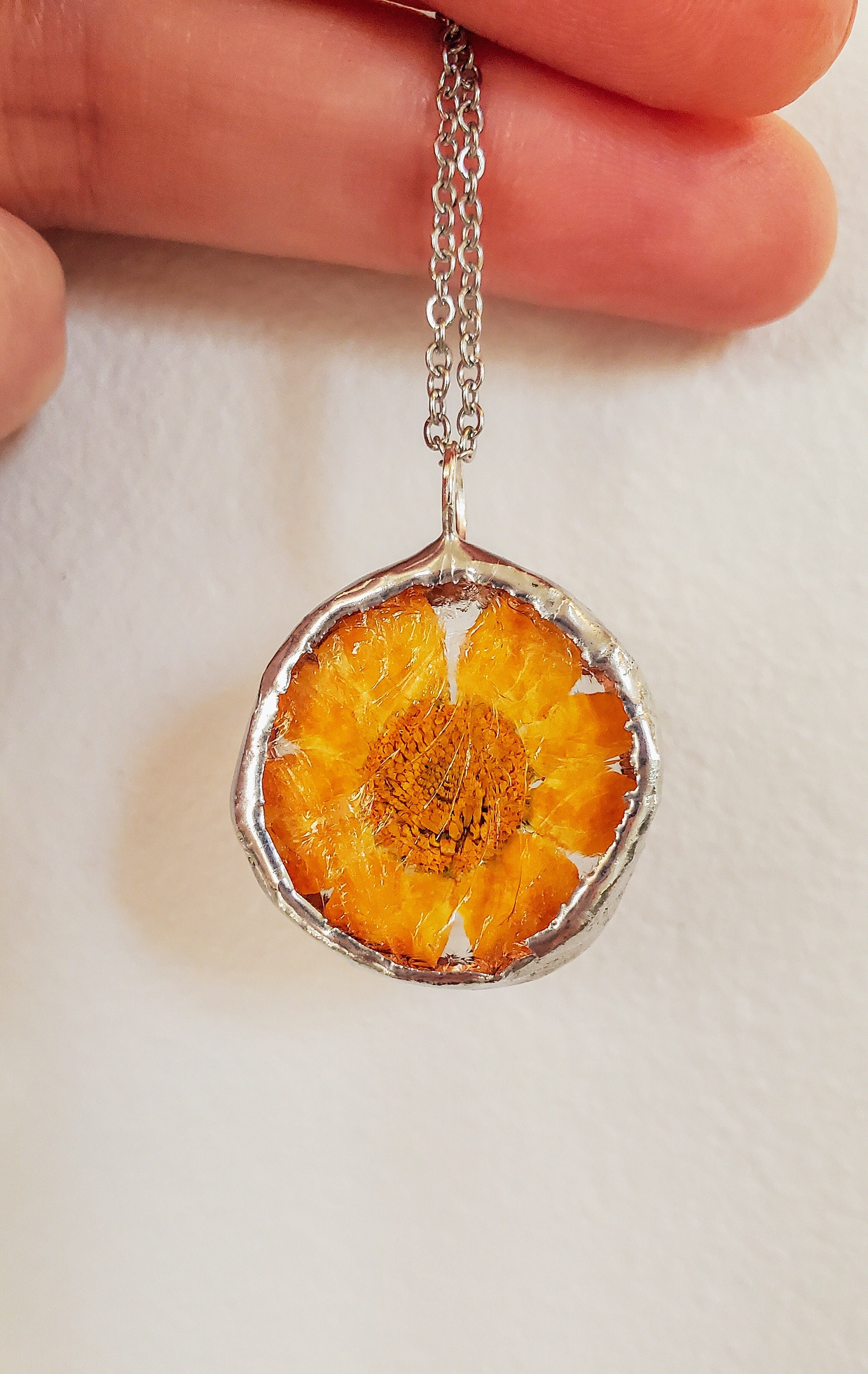 Orange Gepresste Blume Glaskette | Bleifrei Orange Gepresste Blume Glaskette | Bleifrei von RaleighGlassCo