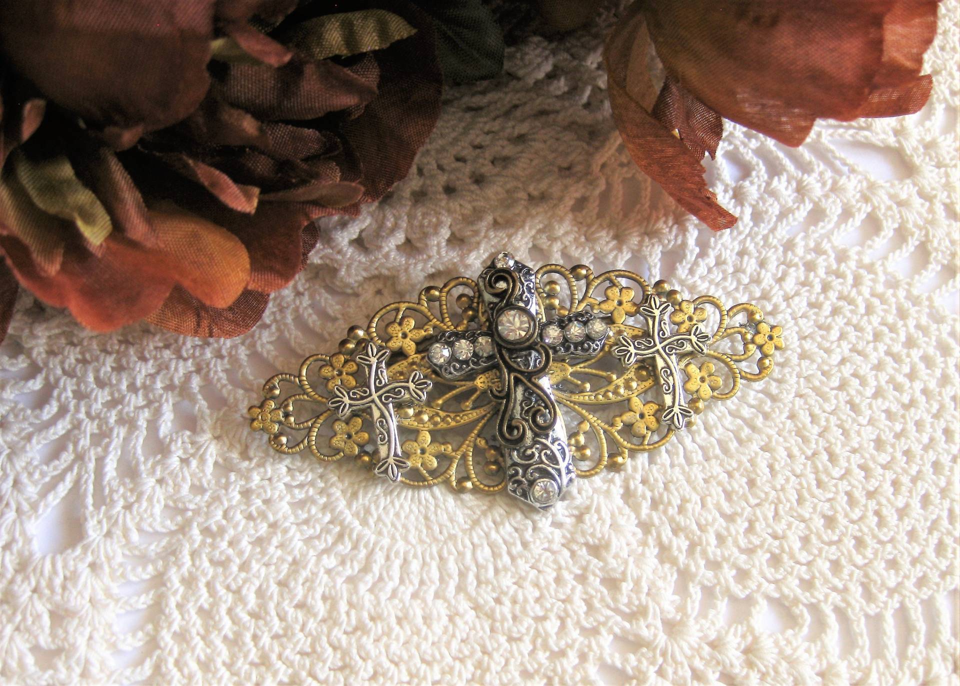 Silber Und Gold Metall Brosche Mit Drei Kreuzen Auf Messing Setting, Religiöser Schmuck von RalstonOriginals