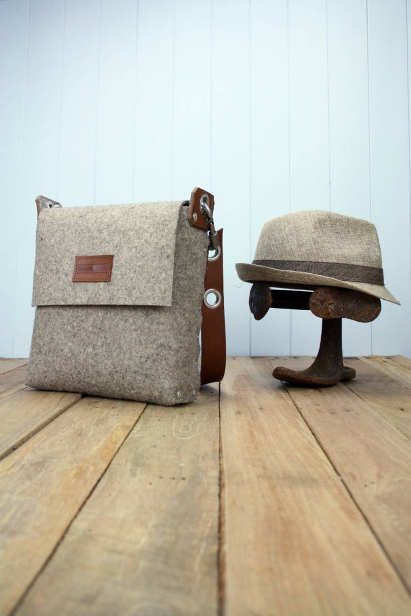 Herren Filz Umhängetasche Handgemachte Wolltasche Mit Lederband von Rambag