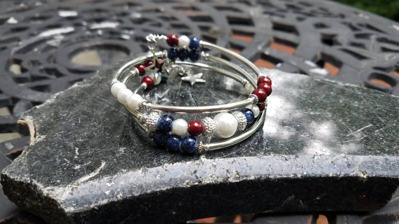 Rot, Weiß Und Blau Sterne Riemen Speicher Draht Armband/Stapelbar Natürlichen Edelstein von RambleOnJewelryCo