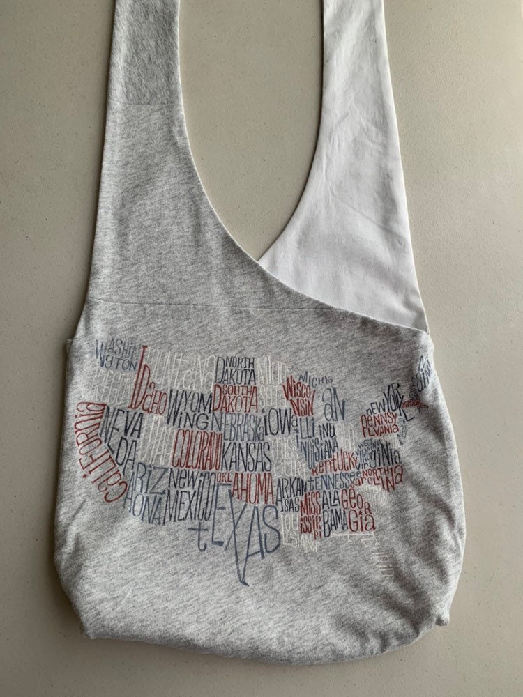 Handgefertigte Upcycled Graue Usa Print Hobo Schultertasche von RamblinRoseCrafts