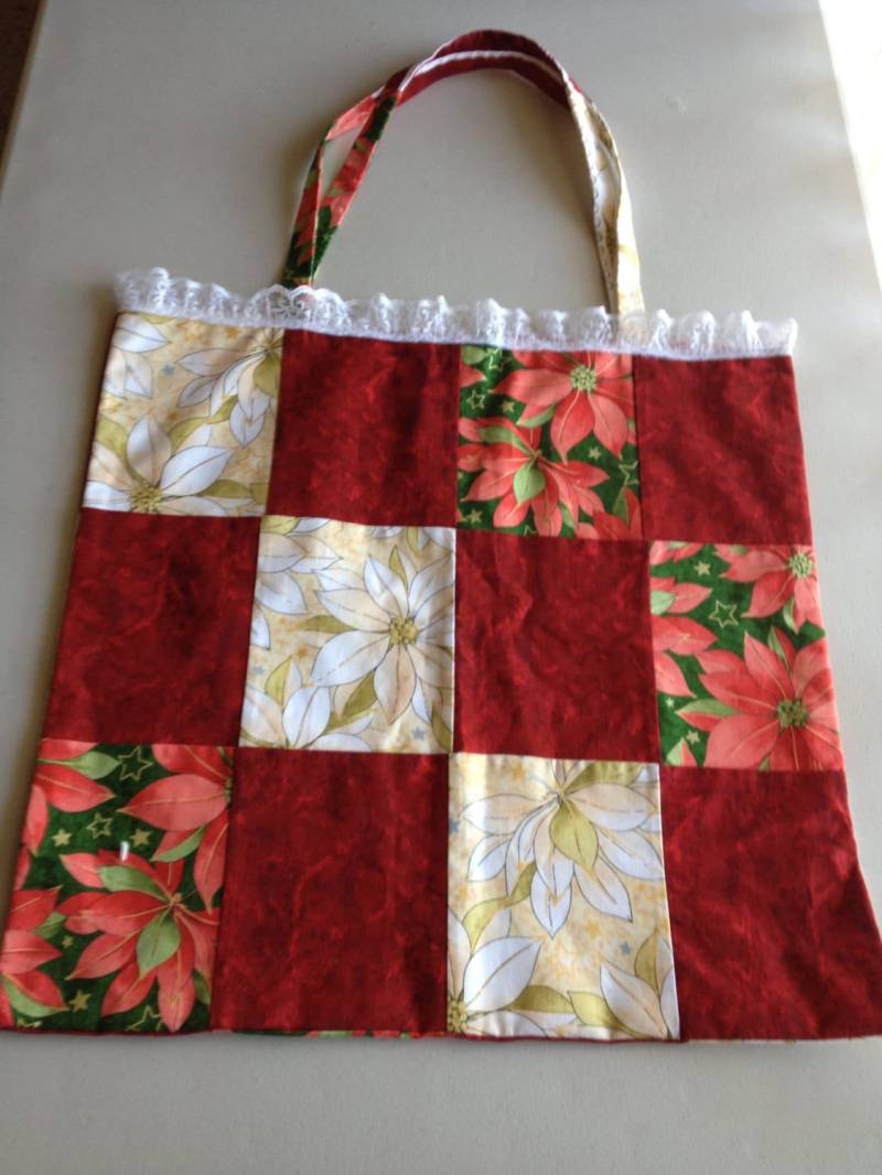 Handgemachte Baumwolle Rot Und Gold Poinsettia Print Patchwork Tote Bag von RamblinRoseCrafts