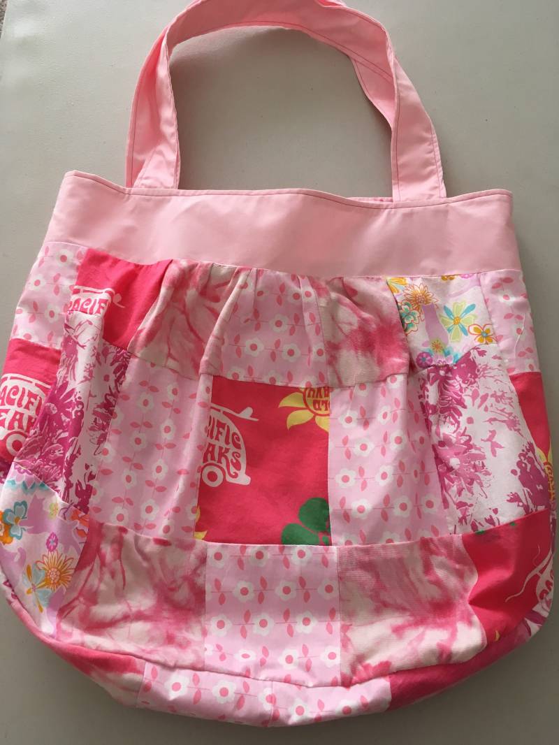 Handgemachte Rosa Print Patchwork Schultertasche von RamblinRoseCrafts
