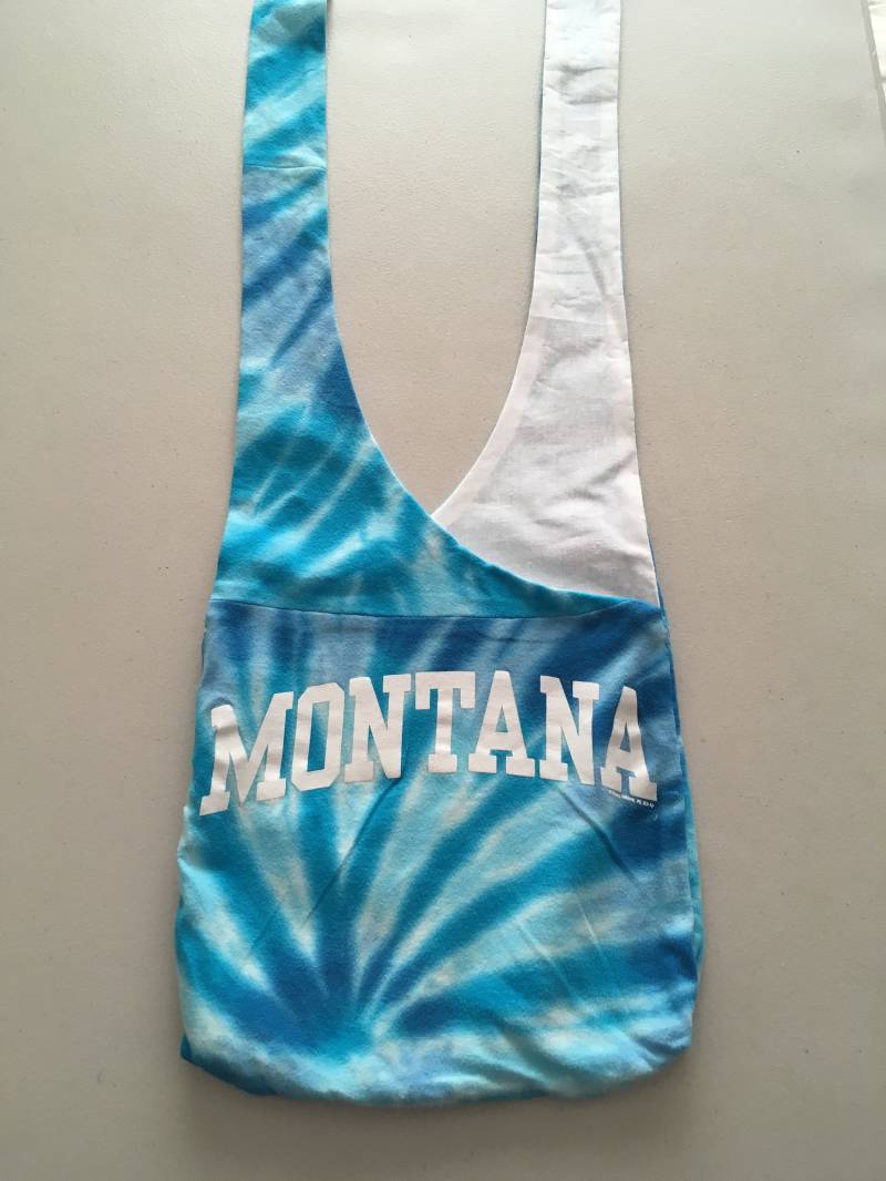 Handgemachte Upcycled Blue Montana Print Hobo Schulter Geldbörse von RamblinRoseCrafts