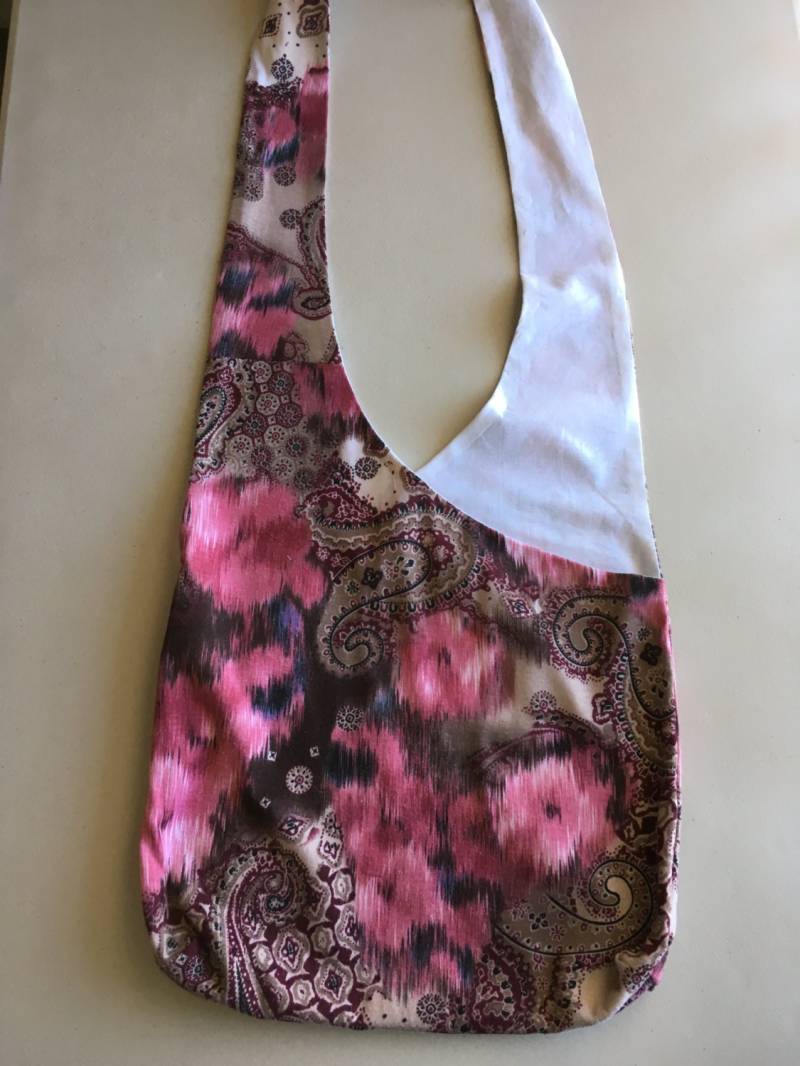 Handgemachte Upcycled Pink Floral Hobo Schultertasche von RamblinRoseCrafts
