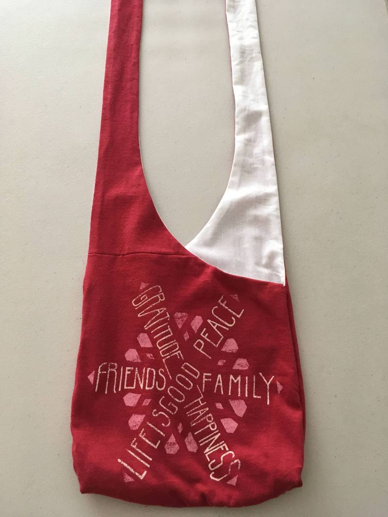 Handgemachte Upcycled Rot Print Hobo Schulter Geldbörse von RamblinRoseCrafts