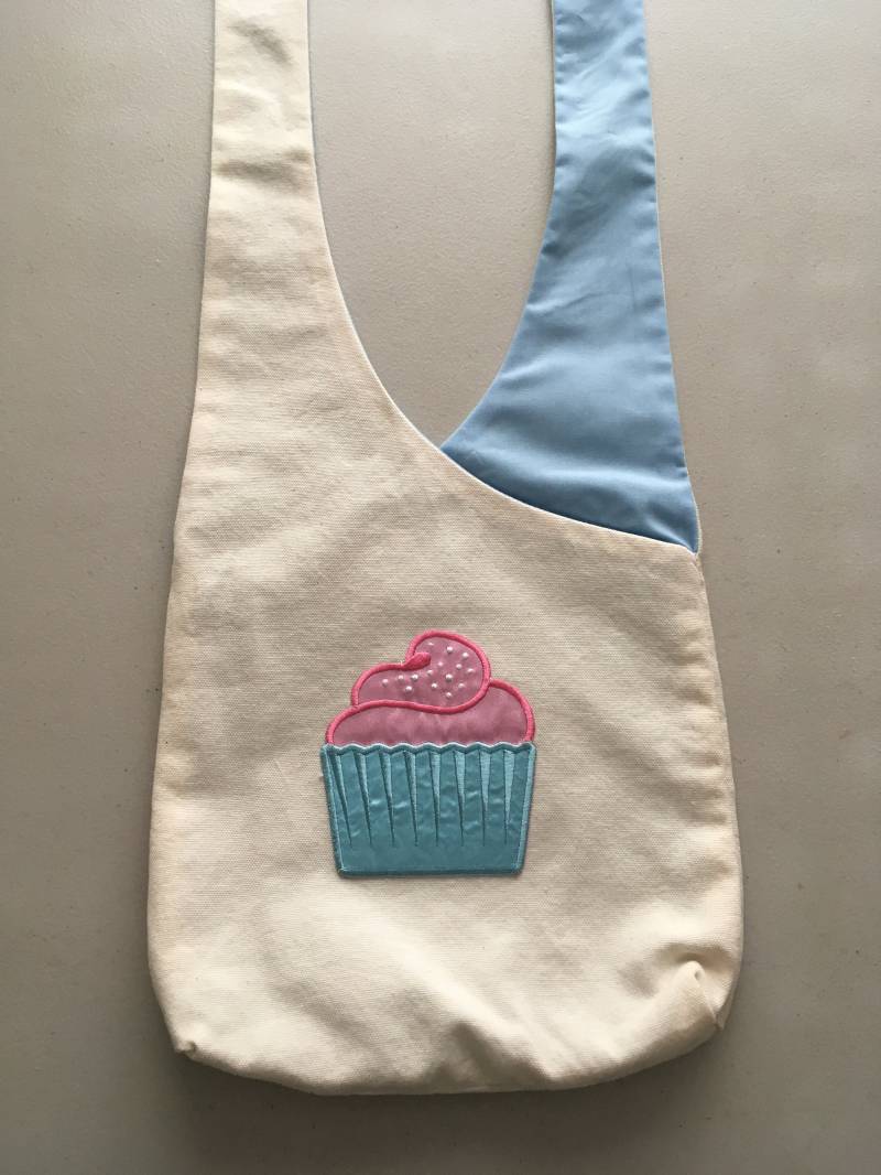 Handgemachte Upcycled Cupcake Applikation Hobo Schultertasche von RamblinRoseCrafts