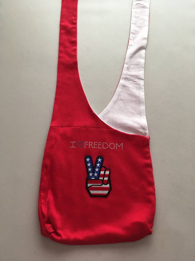 Handgemachte Upcycled Rot I Love Freiheit Peace Zeichen Applikation Hobo Schulter Geldbörse von RamblinRoseCrafts