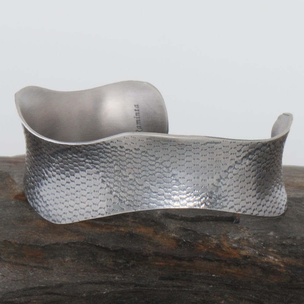 Geprägte Spitze Silber Armreif, One Of A Kind-Manschette, Ooak Armband, Wellig Manschette von Raminta