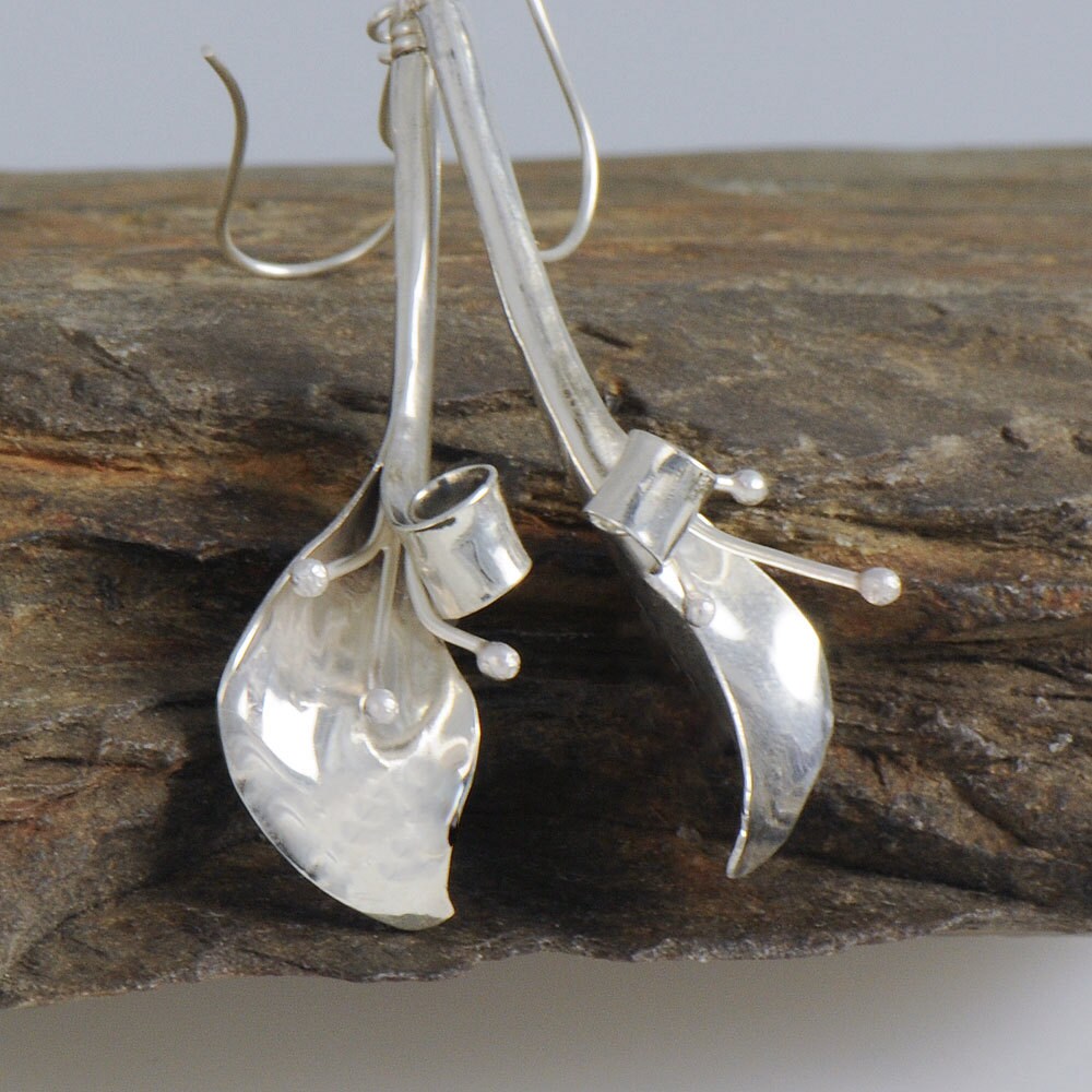 Jugendstil Blume Ohrringe, Calla Lilie Eco Friendly Sterling Silber Ohrringe von Raminta