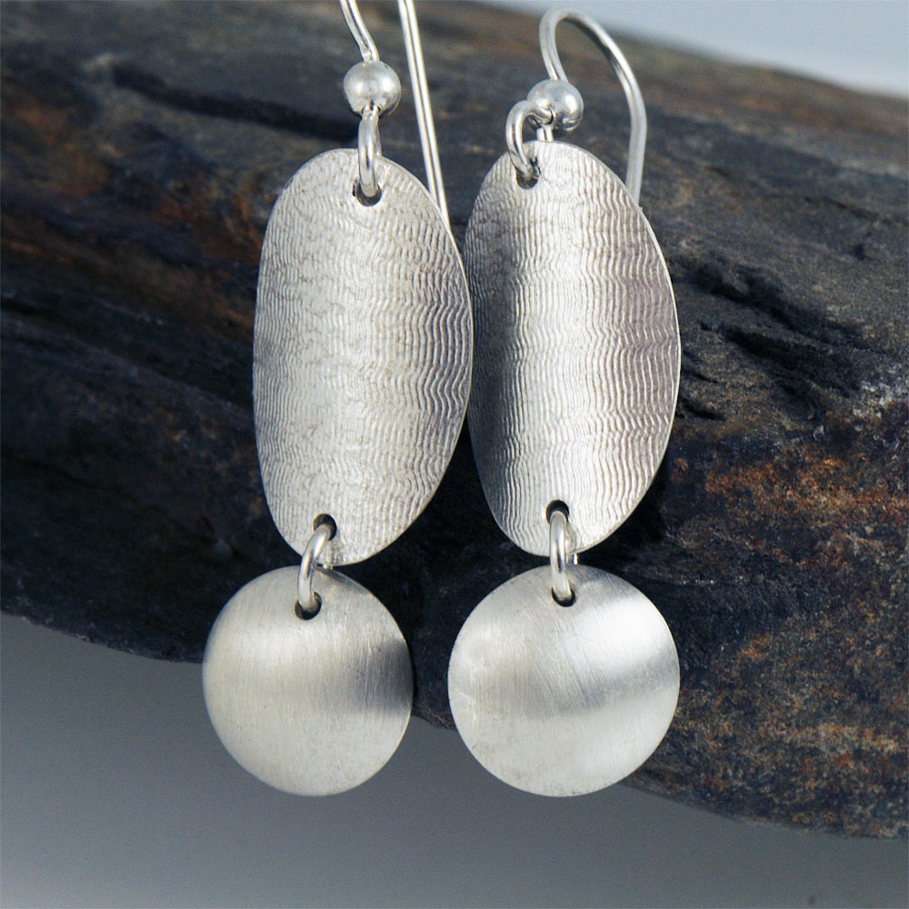 Oval Und Disk Ohrringe, Eco-Friendly Sterling Silberohrringe, Gebürstetem Metall Ohrringe von Raminta