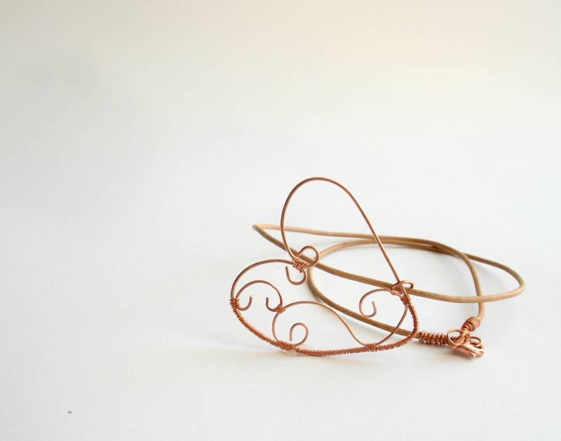 Herzanhänger Aus Drahtumwickelten Kupferdraht Mit Naturlederiger Spitze Herzanhänger Aus Drahtumwickelten Kupferdraht Mit Naturlederiger Spitze von RamixBijoux