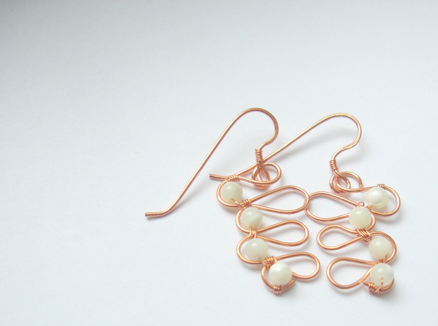 Ohrringe Mit Weißer Perle Und Kupfer. Serpentin-Muster. Handgefertigt Ohrringe Mit Weißer Perle Und Kupfer. Serpentin-Muster. Handgefertigt von RamixBijoux