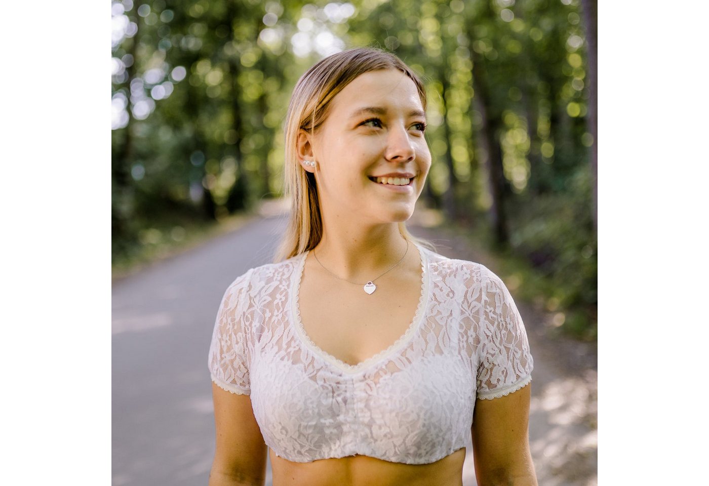 Ramona Lippert Dirndlbluse Eva Spitze Rundhals kurzarm Trachtenbluse von Ramona Lippert