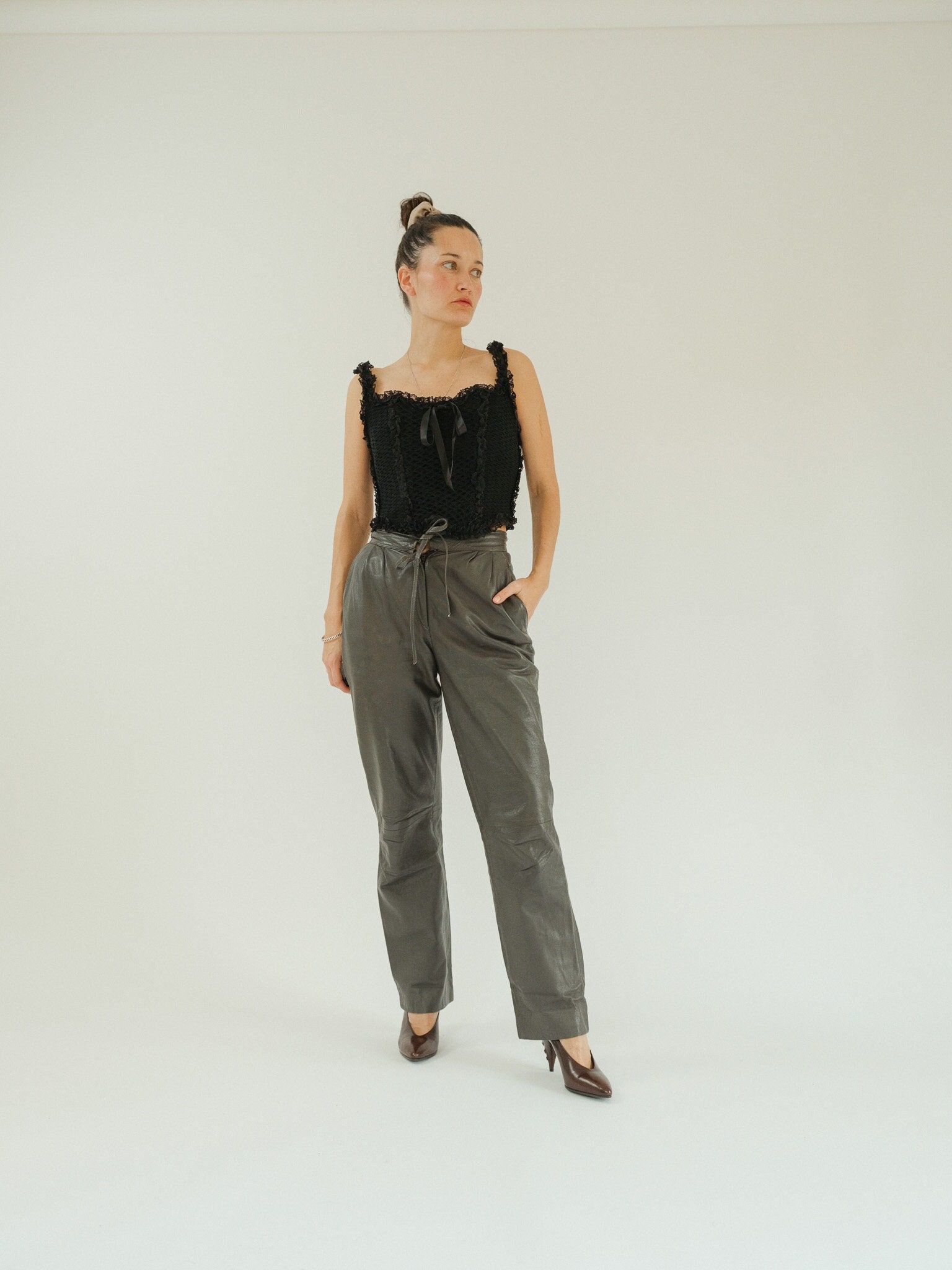 Vintage 90Er Jahre Gunmetal Graue Lederhose Hoch Taillierte Xs von RamonasArchives