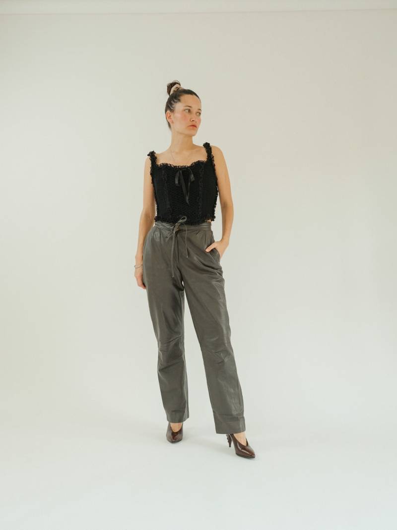 Vintage 90Er Jahre Gunmetal Graue Lederhose Hoch Taillierte Xs Vintage 90Er Jahre Gunmetal Graue Lederhose Hoch Taillierte Xs von RamonasArchives