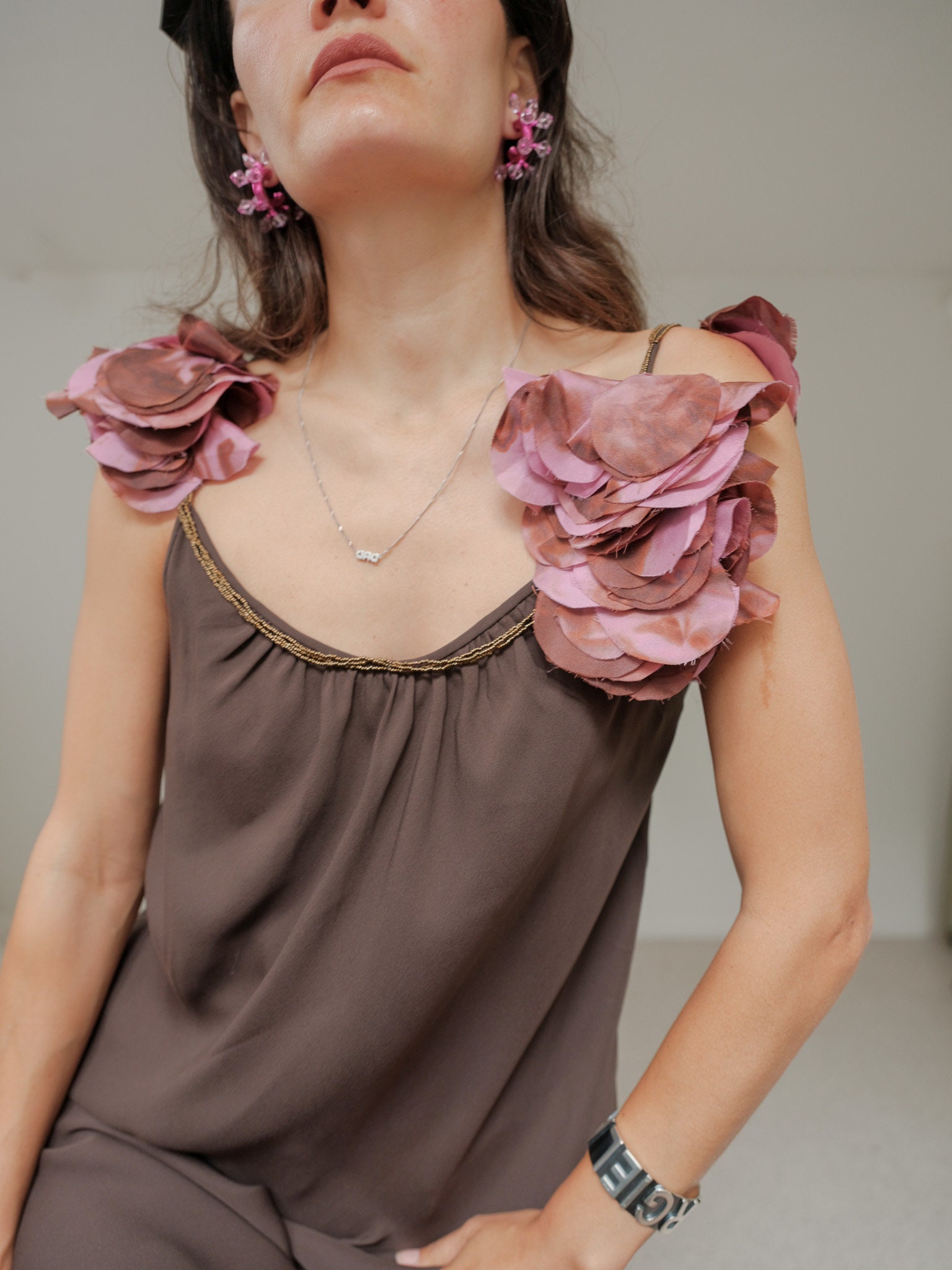 Vintage Braunes Midi Kleid Seidenoptik Tie-Dye Blumen, Perlenbesetzte Träger von RamonasArchives
