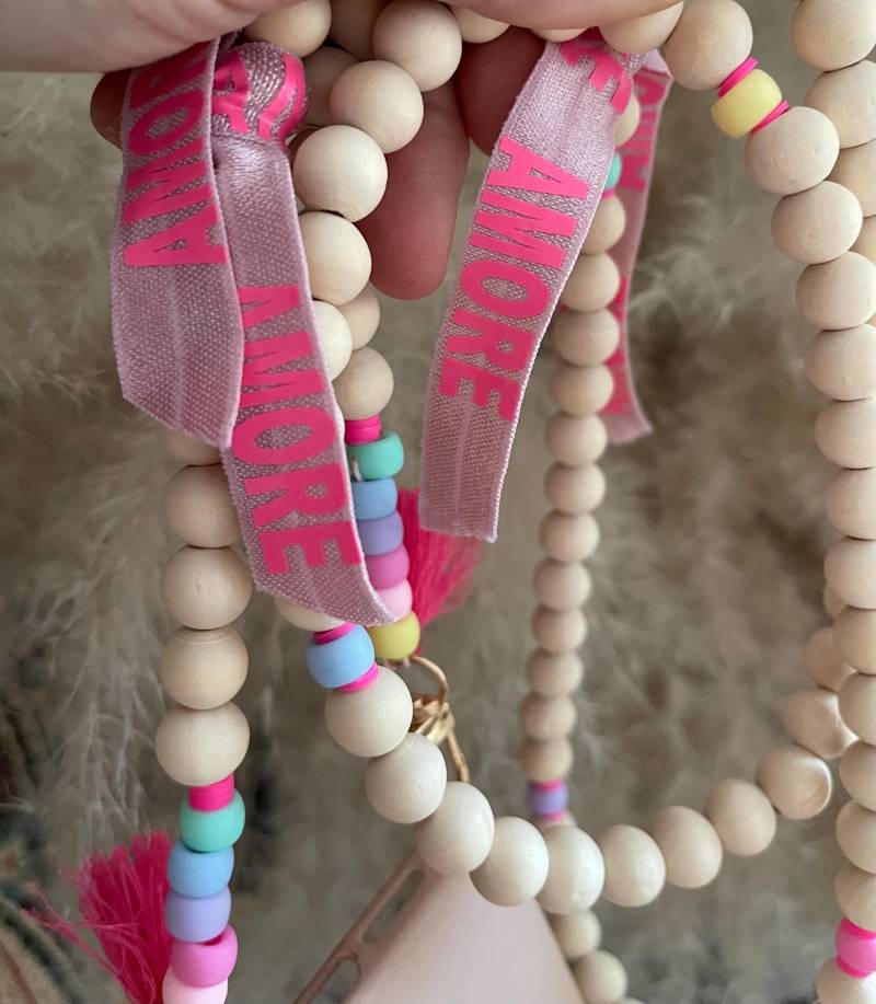 Handykette Amore Regenbogen Boho Yoga Holzperlen Quasten Hippie Bodycross Gold Ohne Hülle Acrylperlen von Ramonaslovelythings