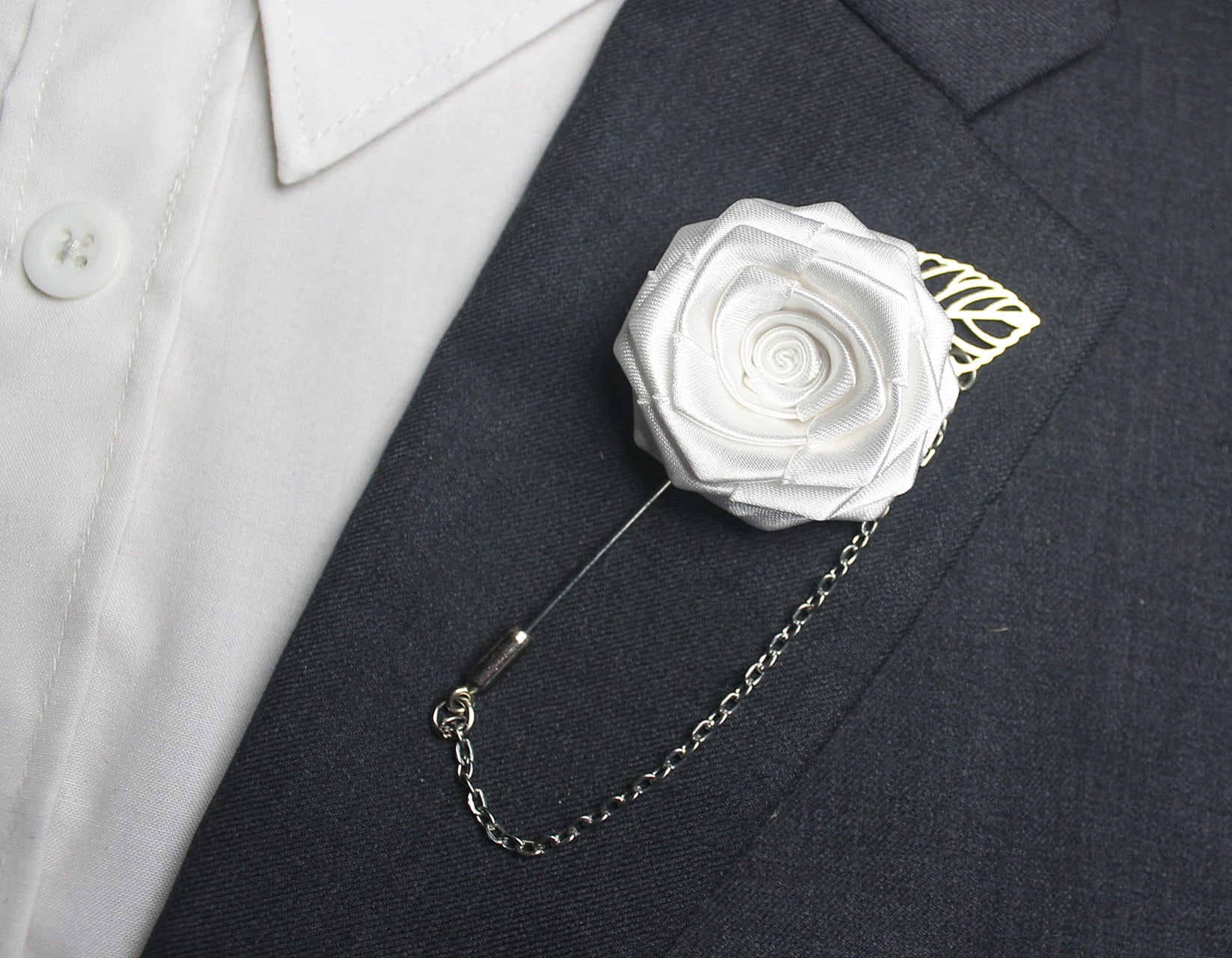 Weiße Rose Revers Pins Men, Anzug Kette, Hochzeit Pin Kette Für Bräutigam Groomsmen, Knopflöcher Boutonnieres Männer Set von RamoooHandmade